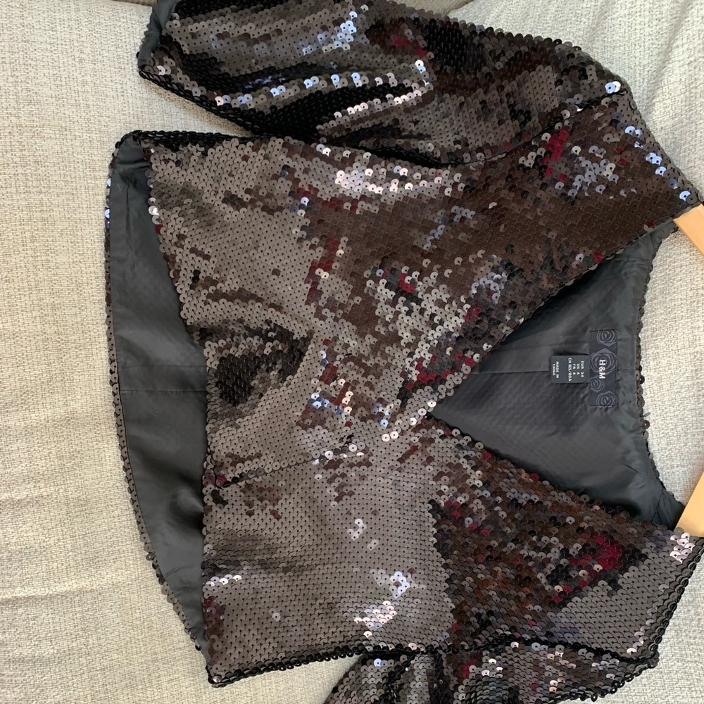 Women’s size 4 H&M black sequin Valero